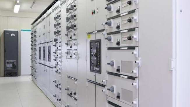 painel de baixa tensão grande, com vários componentes, em uma sala