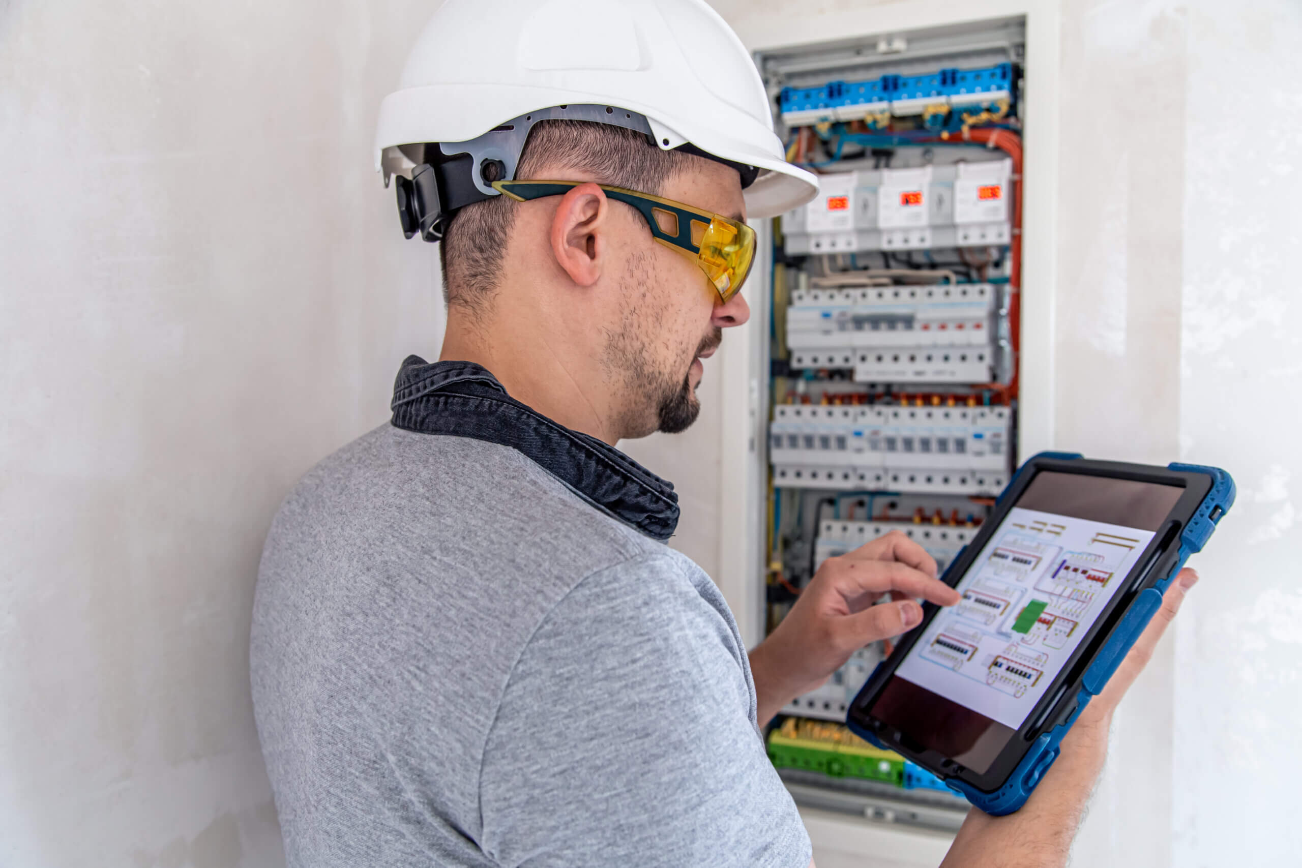 Técnico eletricista trabalhando em um quadro de distribuição em um estudo de Arc Flash