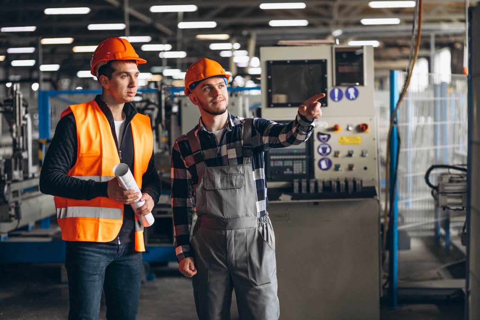 Homens fazendo vários tipos de manutenções industriais em maquinários