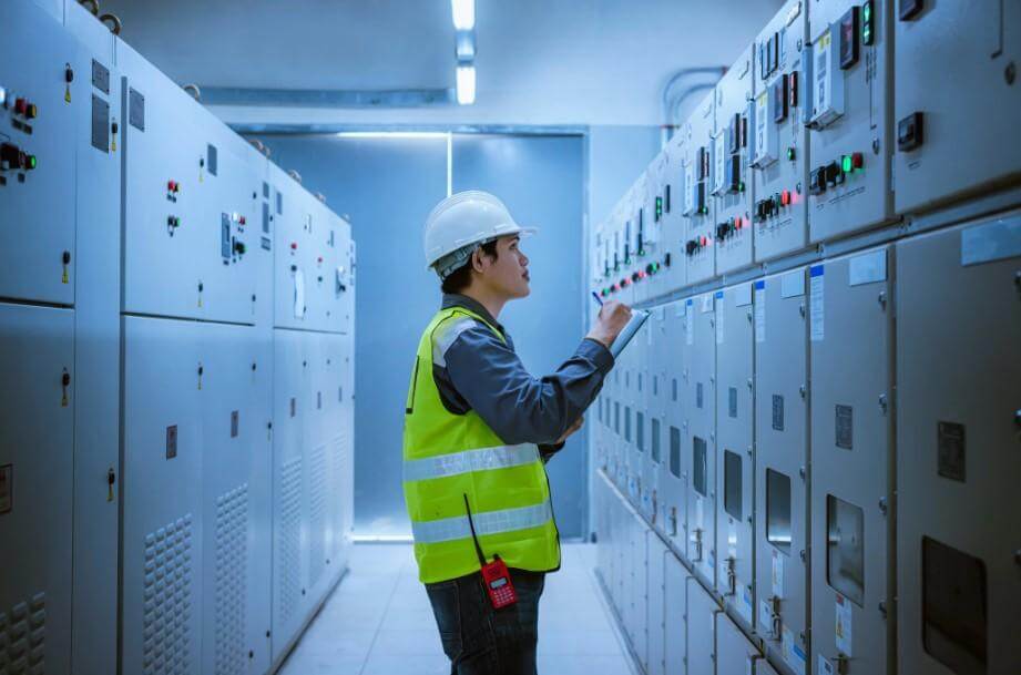 Técnico analisando quadros elétricos industriais