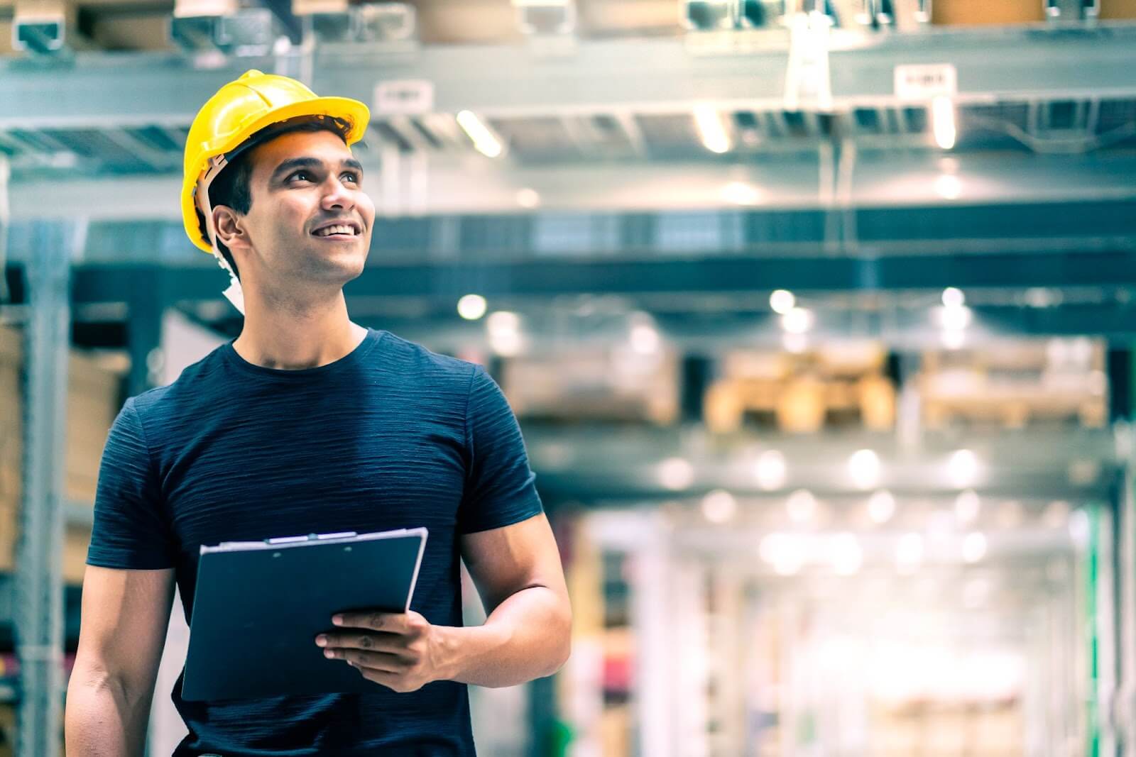 Homem analisando como melhorar a eficiência energética na indústria