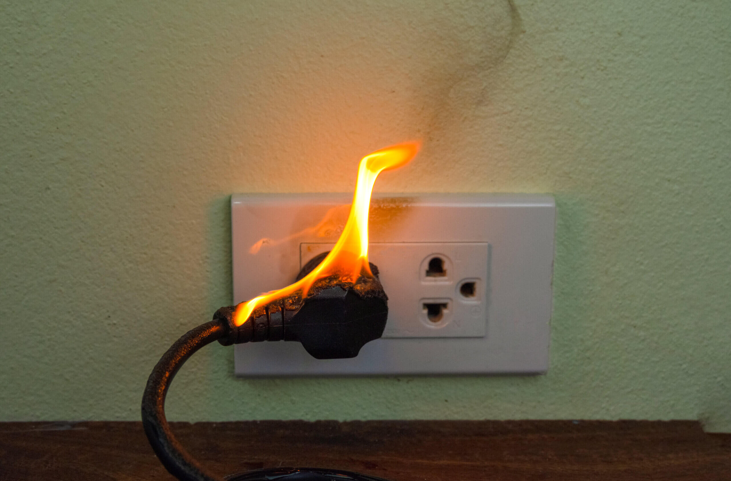 Tomada com aparelho pegando fogo