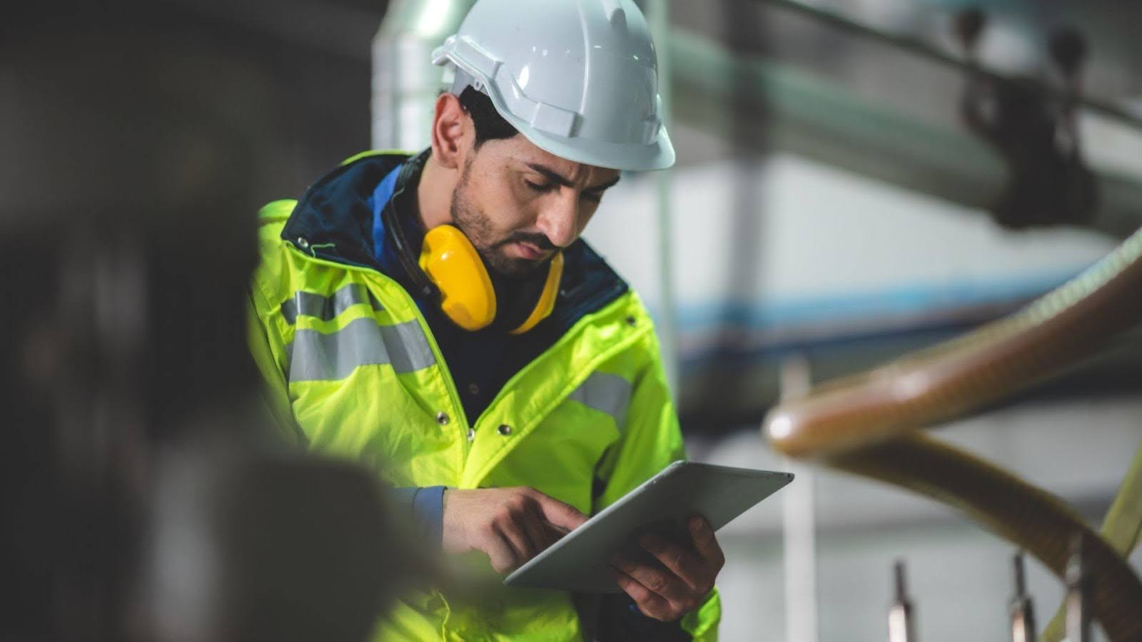 Técnico realizando manutenção preditiva em uma indústria