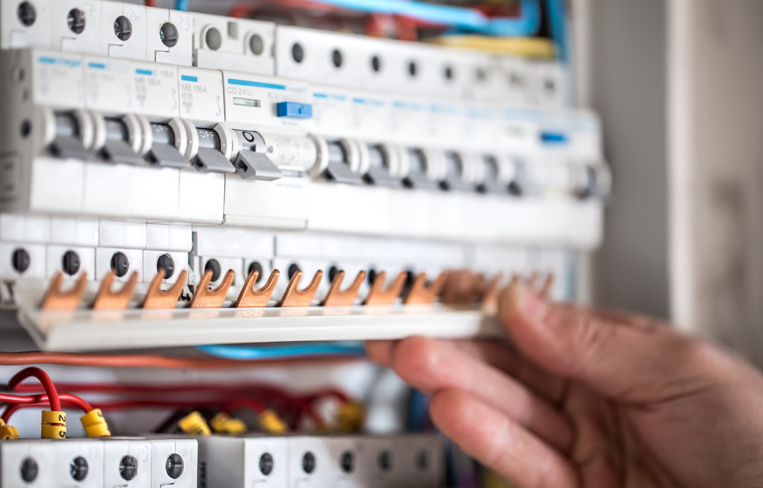 técnico ajustando quadro de distribuição trifásico